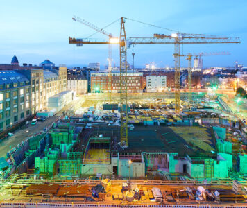 Baustellenbild mit vier Kränen bei Abenddämmerung des Wings Projekts