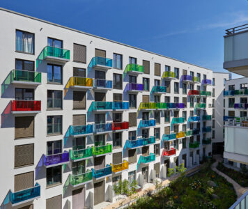 Bunte Glasbalkone
