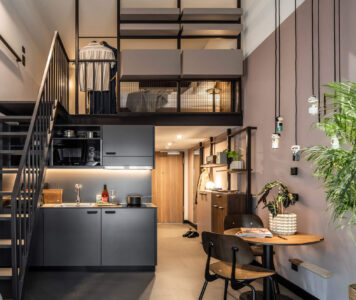 Modernes Appartement mit kleiner Küche und Treppe zum Schlafzimmer