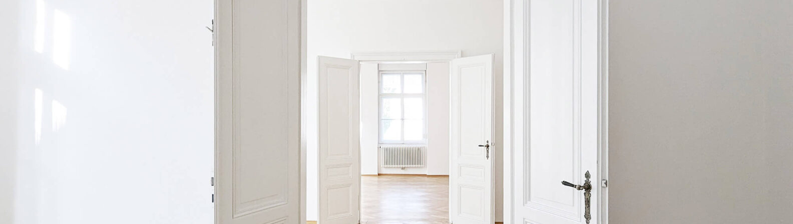 Räume mit offenen Türen