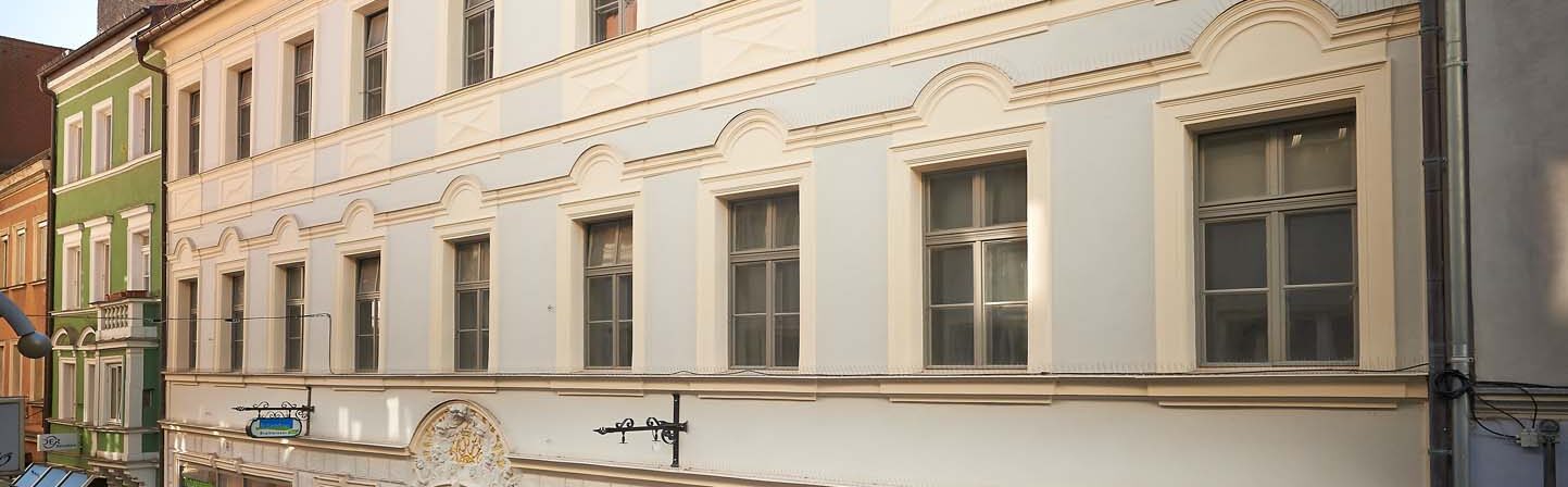 Gebäude in der Steinergasse bei Abenddämmerung